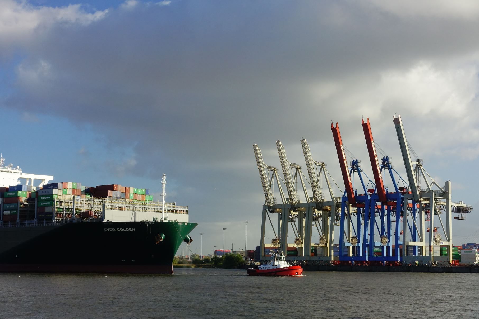 The plastic chancellor wants the Chinese in the Hamburg port